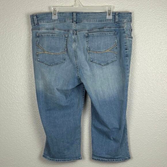 Lee Riders Women’s Light Wash Plus Size Approx 18W Blue 5 Pocket Capri Jeans - Picture 2 of 4